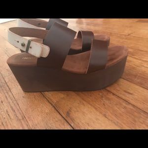 Cooperative platform wedges